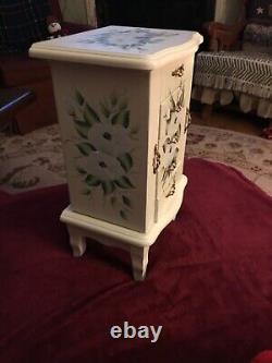 Thomas Pacconi 1900-2000 Classics White Floral Musical Jewelry Chest/ Box