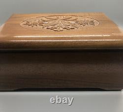 Vintage 9 Cuendet Swiss inlaid music box, walnut Switzerland Wood